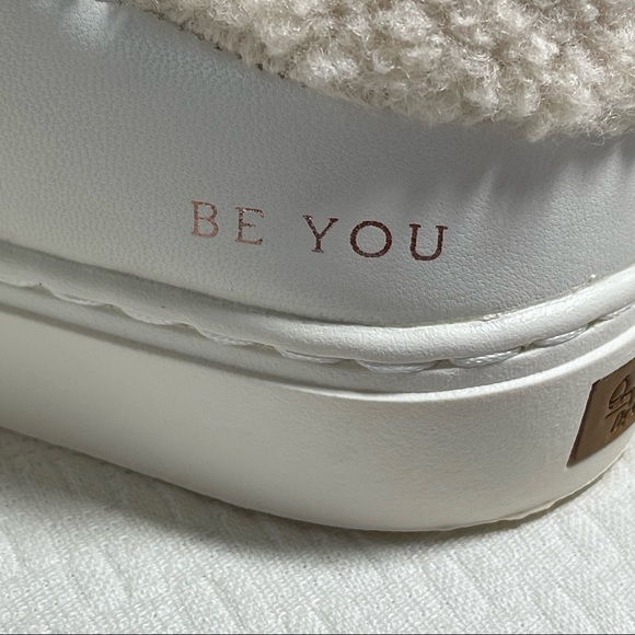 Dr Scholls Cozy White Sneakers with Zebra Laces Sz 9 New with Box - Picture 6 of 7